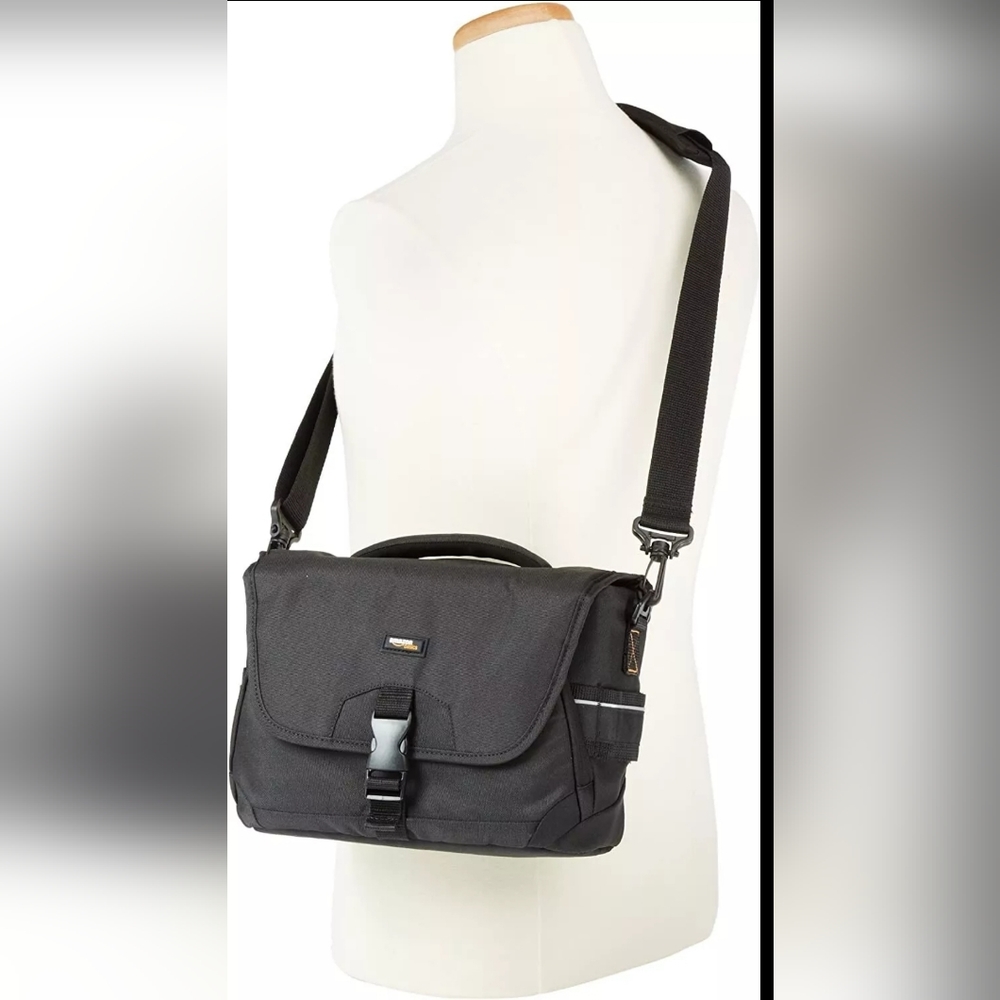 Amazon Basics Medium DSLR Camera and Equipment Bag